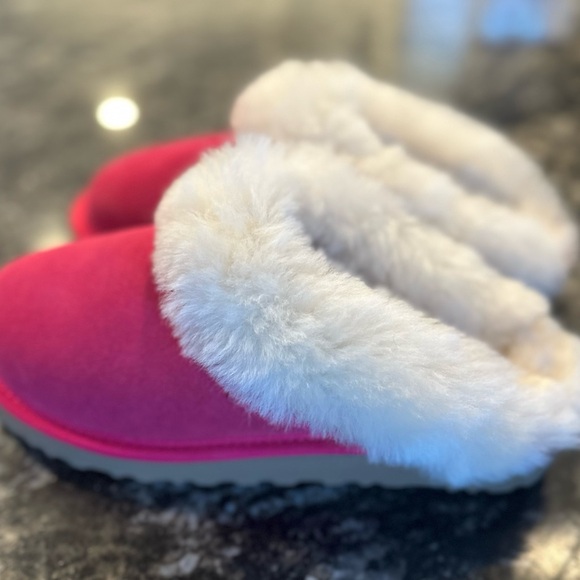 UGGs Slippers - Picture 6 of 7